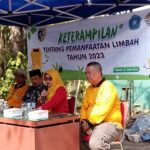 Hj. Khodijah Ali Makhsun ( Ibu Wakil Bupati Demak ) membuka pelatihan membuat pupuk dan pestisida ramah lingkungan dari sampah rumah tangga.