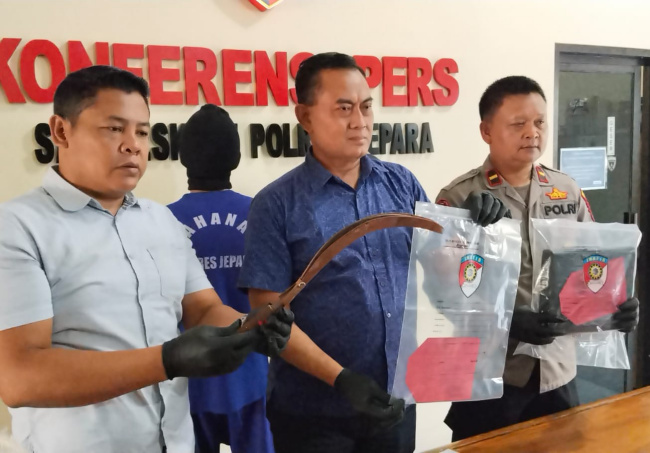 Polres Jepara menangkap 2 santri di Kecamatan Bangsri karena melakukan pembacokan sekaligus menangkap tiga warga yang melakukan perusakan Pon