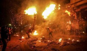 perang obor tradisi perang obor kota ukir