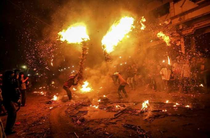 tradisi perang obor kota ukir