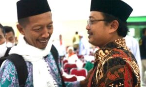 Sekda Demak, H. Akhmad Sugiharto, ST,MT sepulang dari menunaikan ibadah haji, disambut Kamenag, H. Arief Mundzir di Embarkasi Donohudan, Solo.