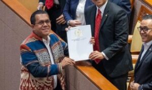 Presiden Joko Widodo atas nama Pemerintah menanggapi baik DPR RI mengesahkan Undang-Undang Kesehatan yang baru, untuk mengatasi krisis tenaga