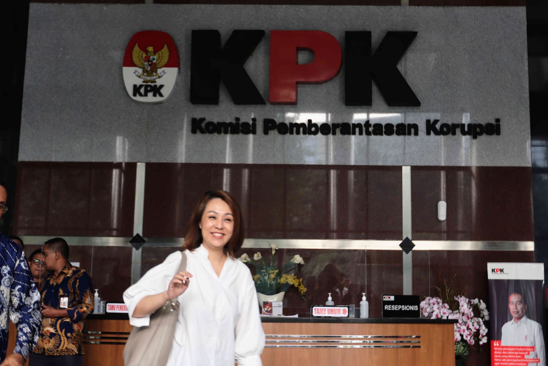 KPK membenarkan tengah menggarap dugaan korupsi di PT Taspen dari 39 rekening koran yang diserahkan mantan istri Dirut, statusnya naik menjadi