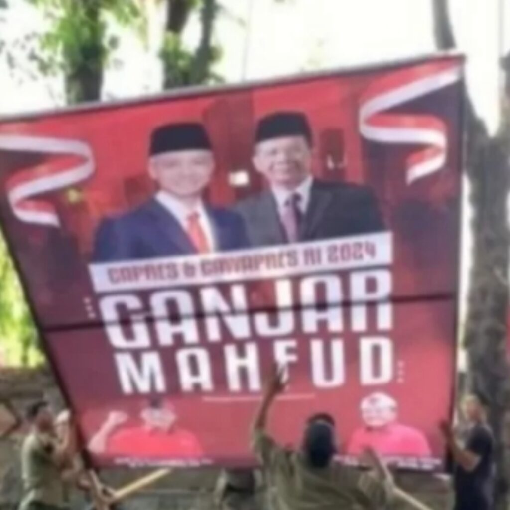 Baliho Ganjar-Mahfud dicopot Satpol PP Balihonya dicabuti Satpol-PP, Ganjar mengaku sempat bertanya-tanya dan bingung kenapa baliho dirinya dan Mahfud Md serta atribut PDI-P dicabut
