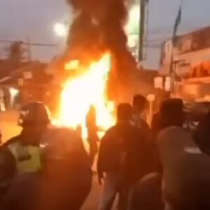 Tawuran massa PPP vs PDIP di Magelang Tawuran antara massa GPK (Gerakan Pemuda Kabah) PPP vs PDIP pecah dijalan Muntilan Magelang Minggu (15/10/2023) sore hingga malam.