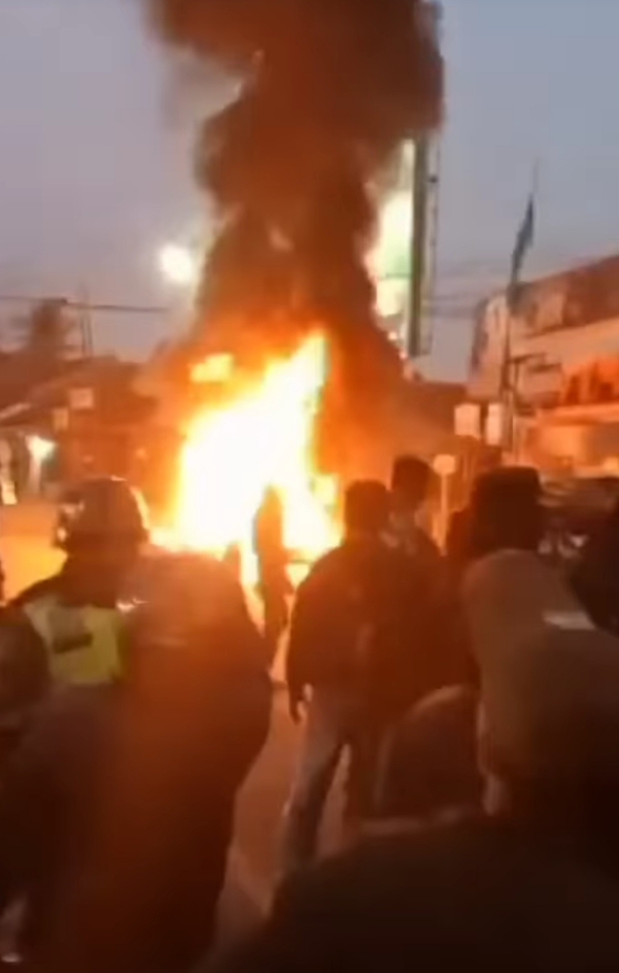 Tawuran antara massa GPK (Gerakan Pemuda Kabah) PPP vs PDIP pecah dijalan Muntilan Magelang Minggu (15/10/2023) sore hingga malam.