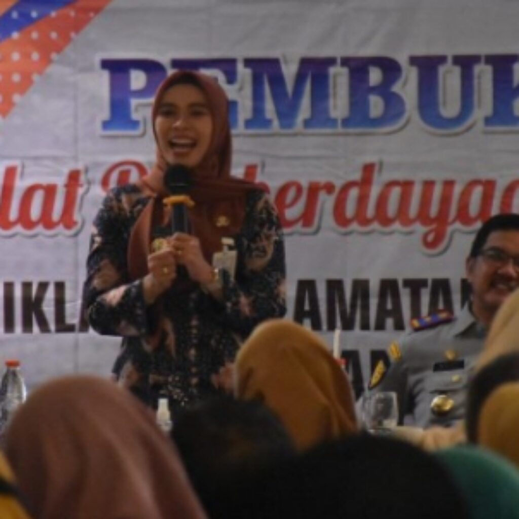 Bupati Demak dr. Eisti’anah, SE mengajak juru parkir agar menjaga etika dan profesionalisme dalam bekerja.