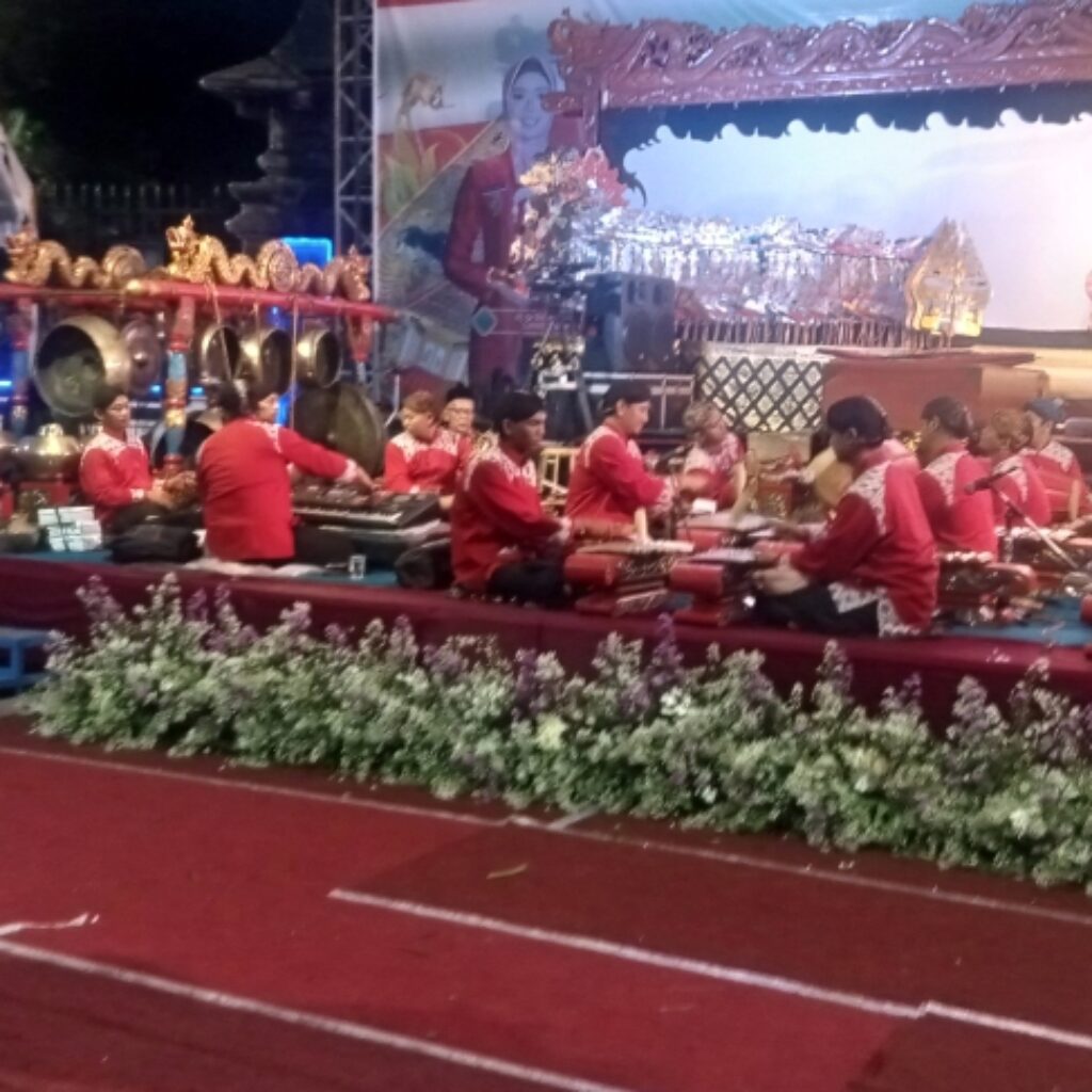 Bupati Demak buka pagelaran wayang kulit. Lakon wayang kulit ‘Jumenengan Ratu Samrat’ (Bertahtanya rajanya raja) sebuah arti kemiripan nama raja Demak Sultan Fatah dengan, Eisti’anah.