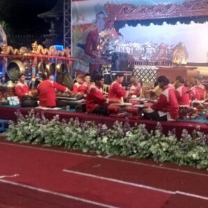 Lakon wayang kulit ‘Jumenengan Ratu Samrat’ (Bertahtanya rajanya raja) sebuah arti kemiripan nama raja Demak Sultan Fatah dengan, Eisti’anah.