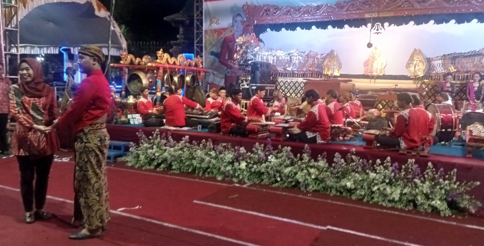 Lakon wayang kulit ‘Jumenengan Ratu Samrat’ (Bertahtanya rajanya raja) sebuah arti kemiripan nama raja Demak Sultan Fatah dengan, Eisti’anah.