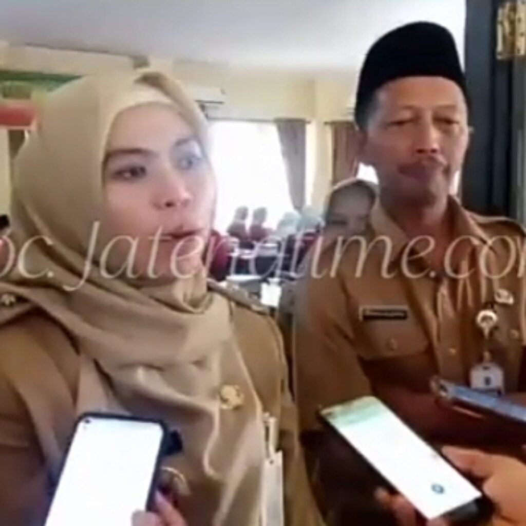 Bupati dr. Eisti’anah, SE dan Sekda Akhmad Sugiharto, ST.MT, memberikan sosialisasi politik bagi pemilih pemula di SMAN 2 Demak, yang kebetul