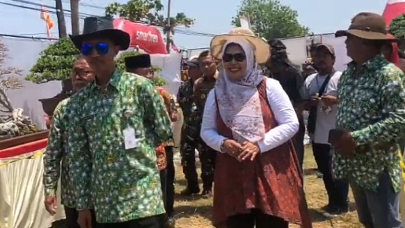 Sekda Demak (yang juga menjabat sebagai Ketua PPBI) menggandeng BUMD dan Komunitas LH menghijaukan taman dan fasilitas publik di Kota Wali.