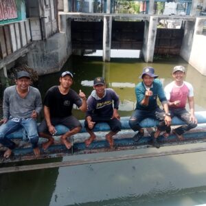 Disentil Sekda Demak, Akhmad Sugiharto, ST.MT, ‘Tim Tengik Budiman’ dari Komunitas LH Fosil gerak cepat bersihkan sampah di Kali Tuntang lama
