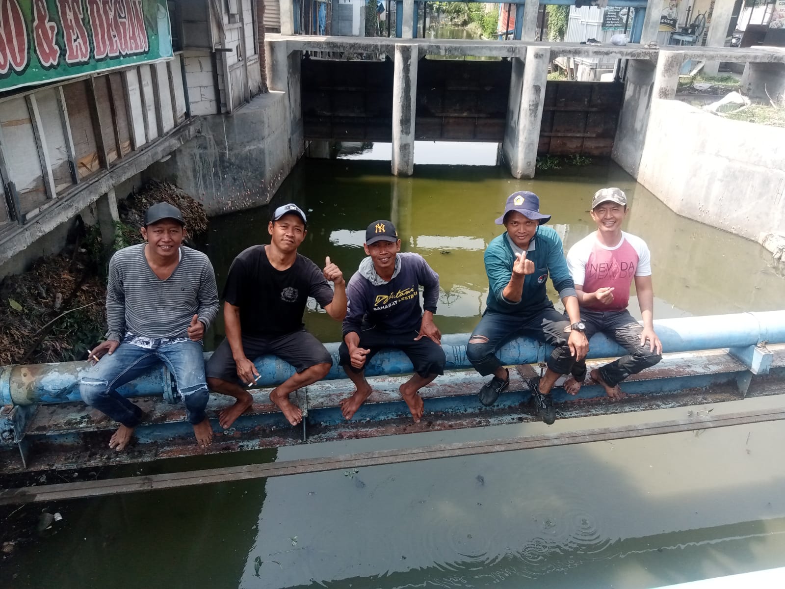 Disentil Sekda Demak, Akhmad Sugiharto, ST.MT, ‘Tim Tengik Budiman’ dari Komunitas LH Fosil gerak cepat bersihkan sampah di Kali Tuntang lama