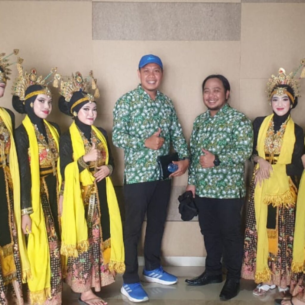 Ketua PPBI Cabang Demak, kepada 2 pengurus yang mengikuti Munas ke-x di Sidoarjo, Jawa Timur agar terus menjunjung tinggi nama daerah.