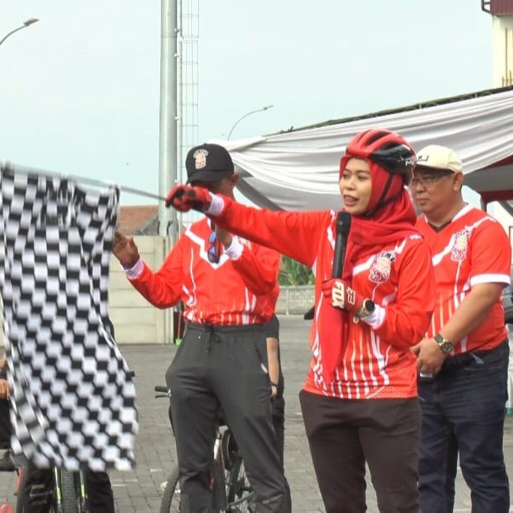 Bupati Demak usai mengadakan acara ‘Pit-pitan’ (Gowes) menyemangati 300 calon atlit yang sedang berlatih di Sport Center Demak Istimewa.