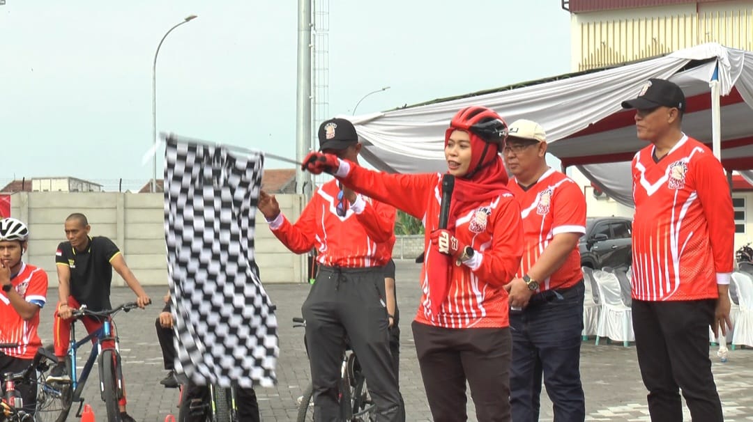 Bupati Demak usai mengadakan acara ‘Pit-pitan’ (Gowes) menyemangati 300 calon atlit yang sedang berlatih di Sport Center Demak Istimewa.