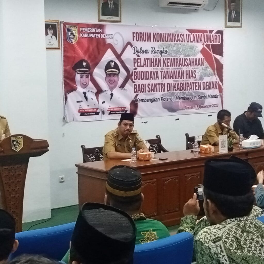 Pemkab Demak melalui Bagian Kesra mengadakan pelatihan budidaya dan membuat bonsai untuk kalangan santri Ponpes (Pondok Pesantren).