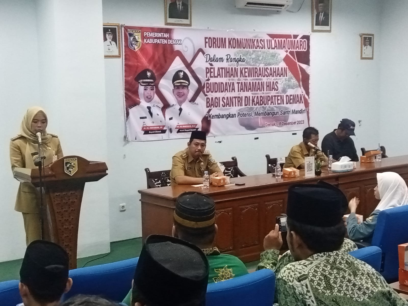 Pemkab Demak melalui Bagian Kesra mengadakan pelatihan budidaya dan membuat bonsai untuk kalangan santri Ponpes (Pondok Pesantren).