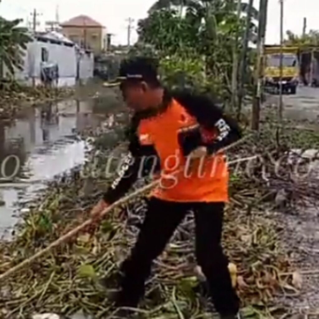 Sekda Demak, Akhmad Sugiharto,ST.MT pimpin langsung bersih-bersih sungai Tuntang Lama di titik Desa Mangunjiwan, Kecamatan Demak.