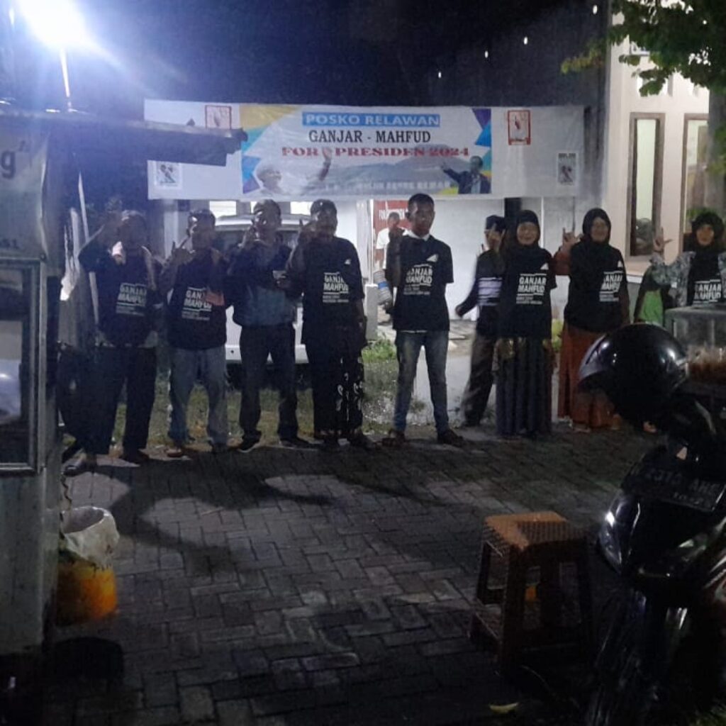 Malam tahun baru, relawan GAMA (Ganjar-Mahfud) Demak mengadakan acara do’a bersama untuk Pemilu Damai serta menggandeng pedagang keliling.