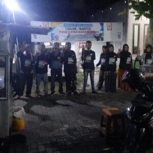 Malam tahun baru, relawan GAMA (Ganjar-Mahfud) Demak mengadakan acara do’a bersama untuk Pemilu Damai serta menggandeng pedagang keliling.