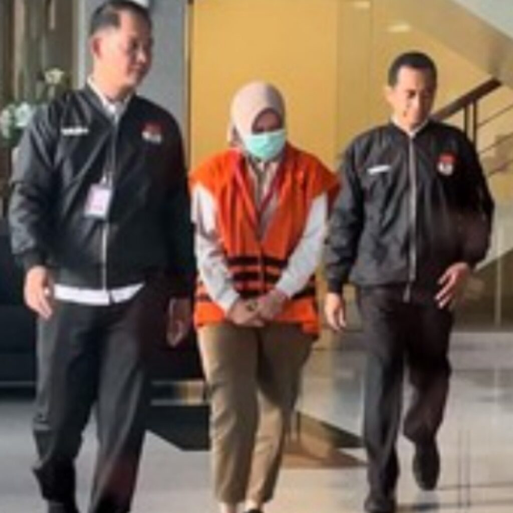 KPK menyatakan Kasubag Umum dan Kepegawaian BPPD Sidoarjo, Siska Wati (SW) pemotongan insentif pajak total Rp 2,7 miliar untuk setor Bupati.