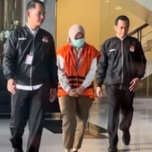 OTT KPK SIDOARJO KPK menyatakan Kasubag Umum dan Kepegawaian BPPD Sidoarjo, Siska Wati (SW) pemotongan insentif pajak total Rp 2,7 miliar untuk setor Bupati.