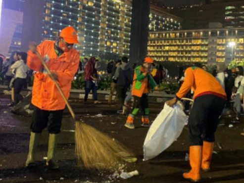 Pesta tahun baru di DKI Jakarta telah usai, namun tercatat menghasilkan tupukan sampah 130 ton dan beberapa taman rusak.