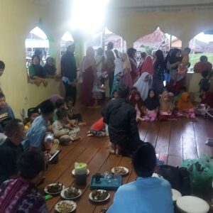 Sekda dan istri membagikan mainan plastik ramah anak, perangkat alat sholat dan 1 set alat musik Rebana untuk anak-anak Desa Timbulsloko.