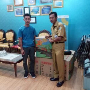 Sekda Demak, menerima 6 karton berisi 560 pcs mainan plastik ramah anak dari Fakhrudin, pemilik CV JSP (Jaya Setia Plastik).
