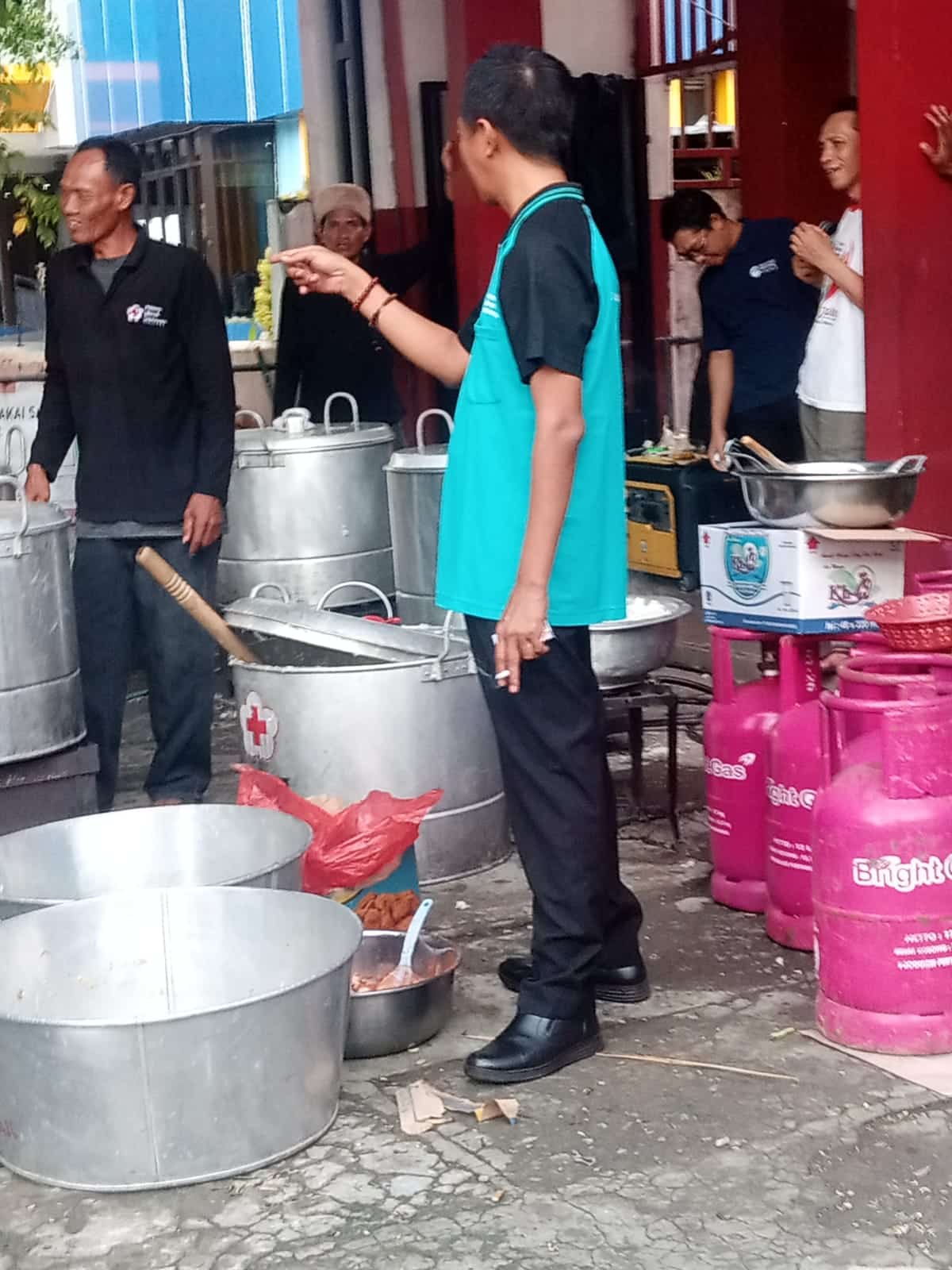 Sekda Demak Akhmad Sugiharto, ST.MT memimpin langsung Dapur Umum (DU) PMI untuk mensuplai makan korban banjir.