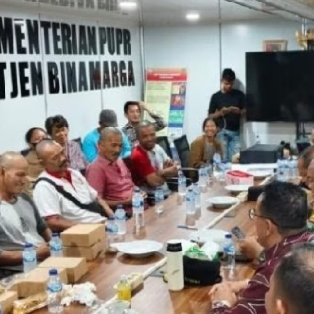 9 petani yang menolak proyek Bandara ditangkap, ketika keluar tahanan kepalanya dalam keadaan gundul/ botak.