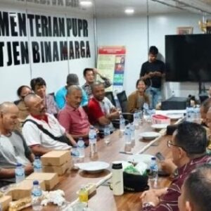 9 petani digunduli 9 petani yang menolak proyek Bandara ditangkap, ketika keluar tahanan kepalanya dalam keadaan gundul/ botak.