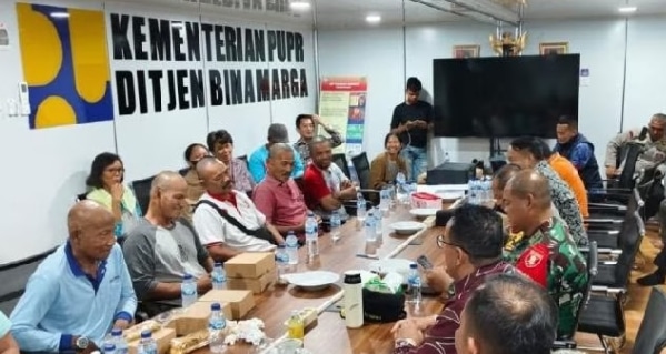 9 petani yang menolak proyek Bandara ditangkap, ketika keluar tahanan kepalanya dalam keadaan gundul/ botak.
