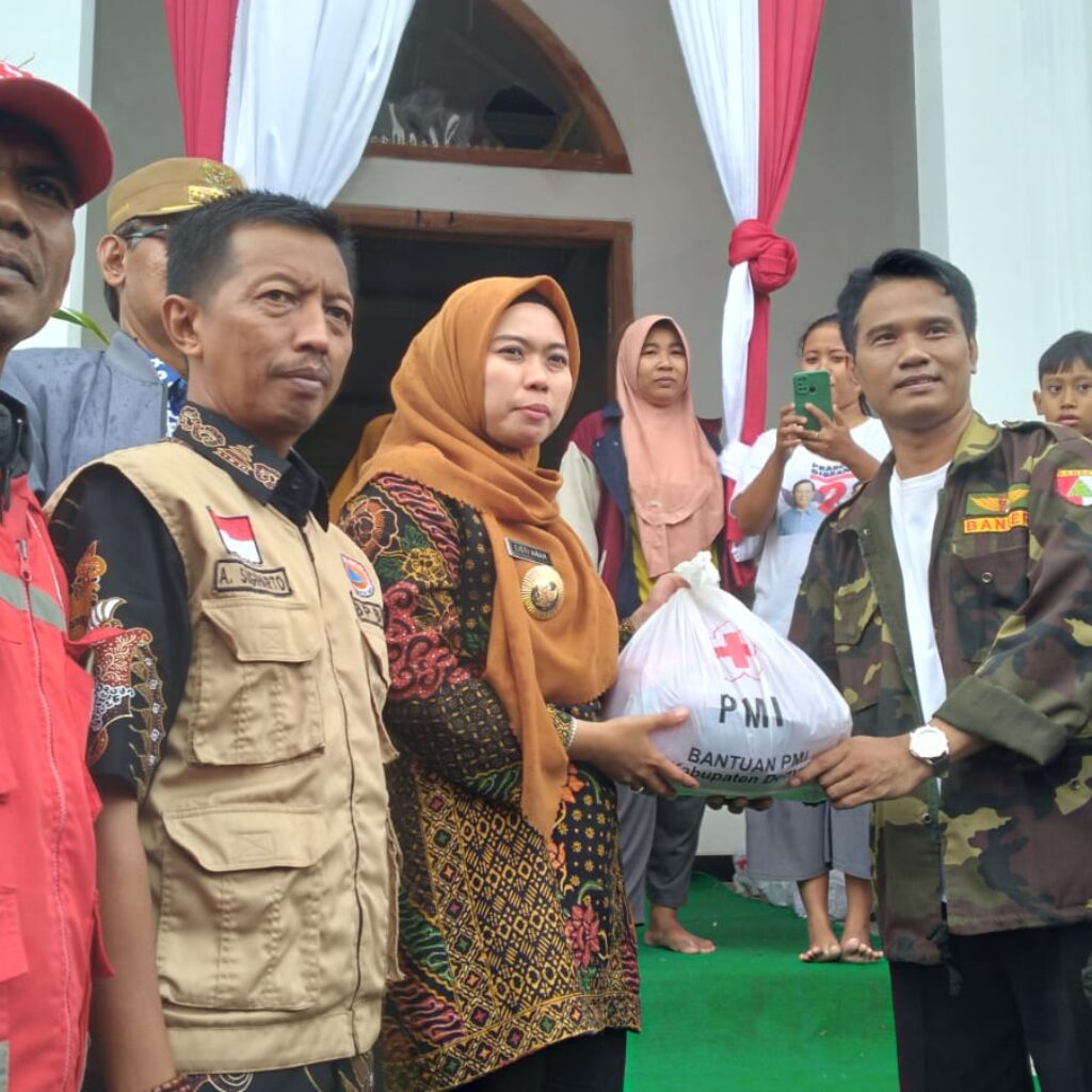 Bantuan PMI di Waru PMI Demak kirim bantuan untuk korban banjir diserahkan secara simbolis oleh Bupati dr. Eistianah,SE didampingi Ketua PMI