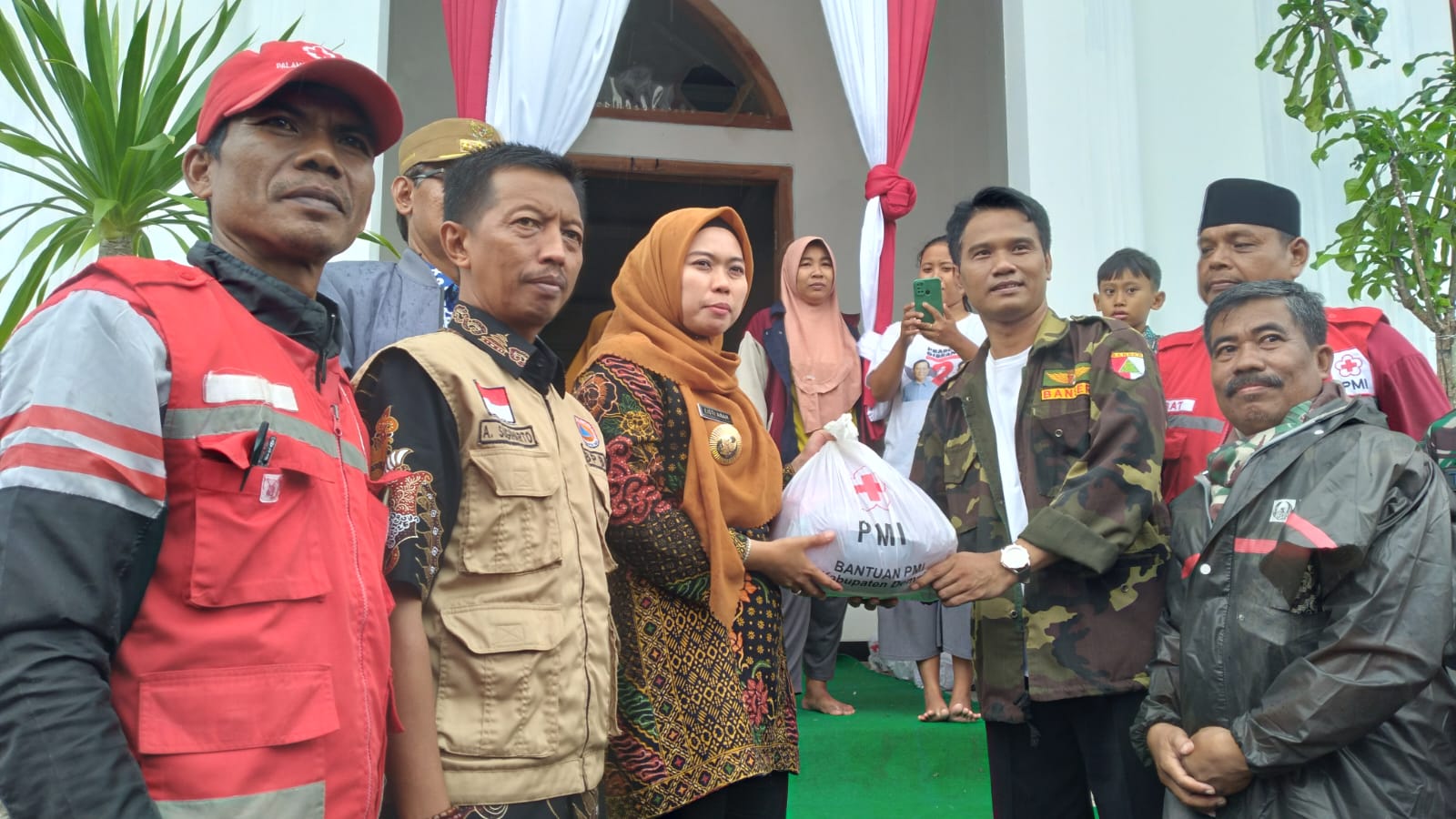 PMI Demak kirim bantuan untuk korban banjir diserahkan secara simbolis oleh Bupati dr. Eistianah,SE didampingi Ketua PMI