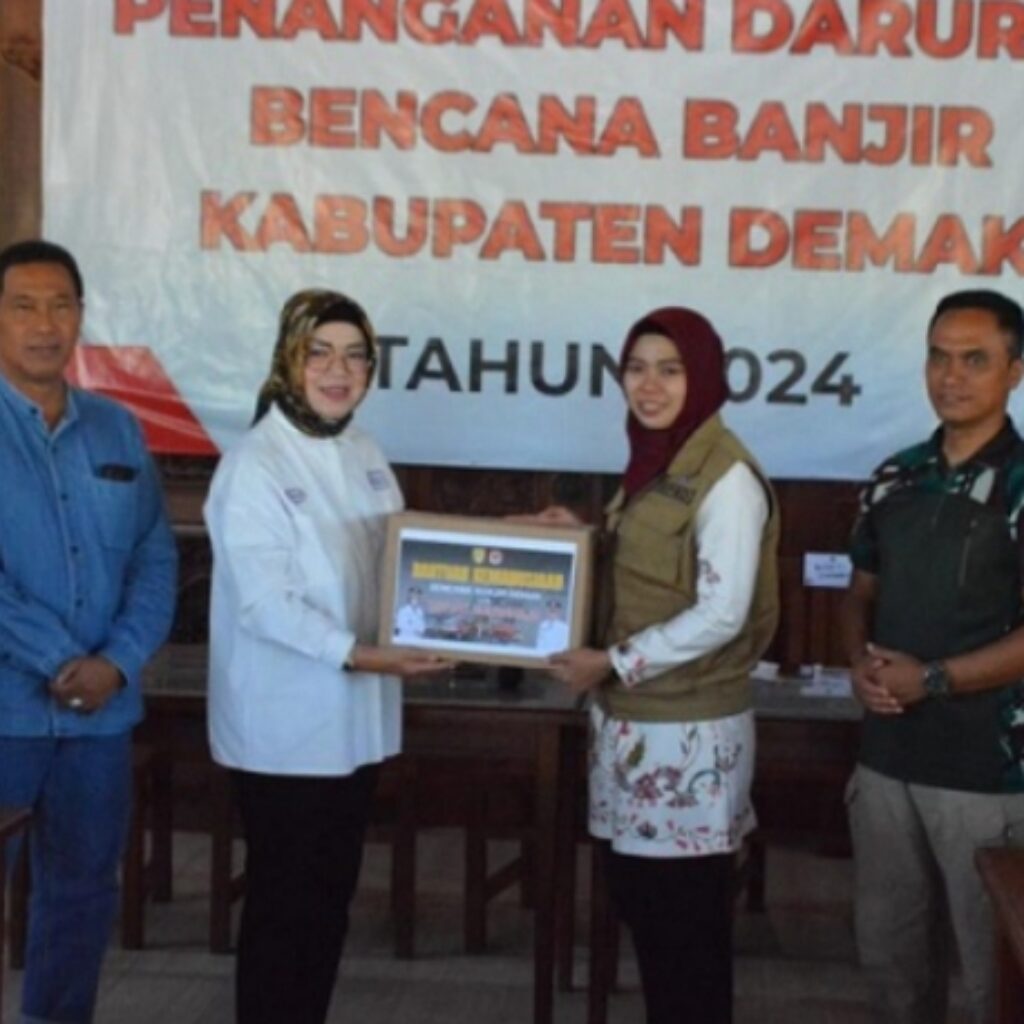 Bupati Sukoharjo Hj Etik Suryani SE MM, Sabtu (23/3/2024) beri bantuan logistik 2 truk sembako untuk korban bencana banjir Demak.