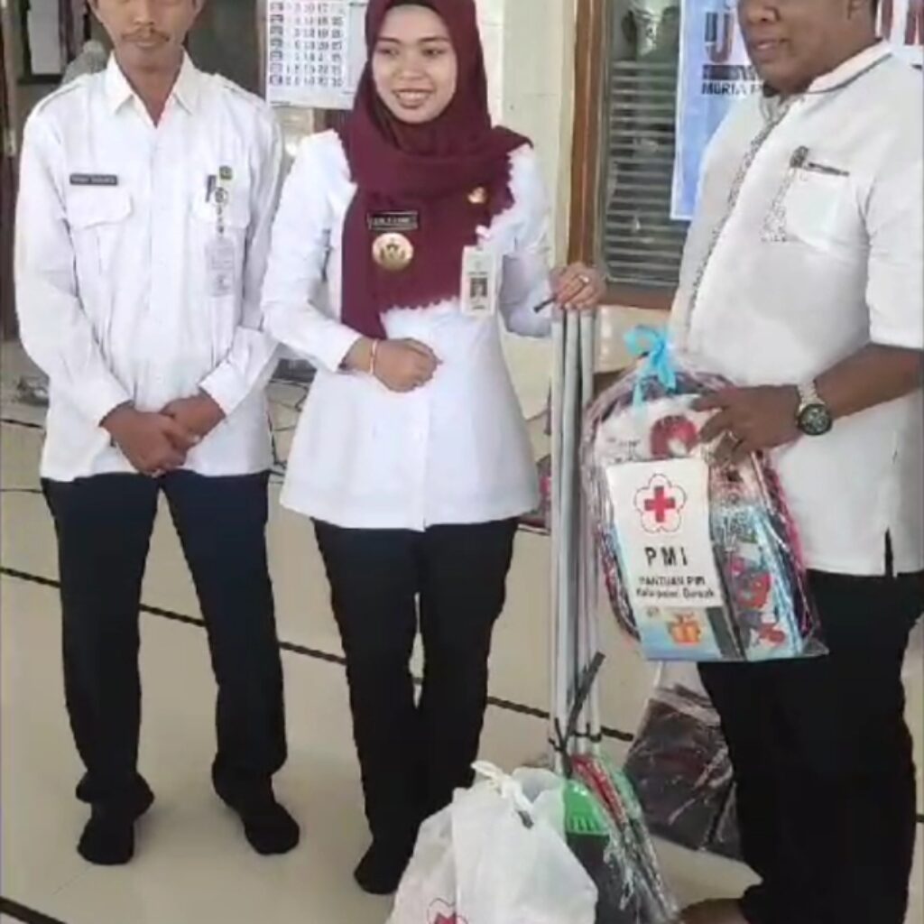 Bupati serahkan bantuan PMI PMI Demak distribusikan bantuan kepada warga terdampak banjir diserahkan bupati secara simbolis dengan wadah berlogo resmi PMI.