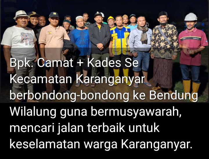 Tanggul Sungai Wulan yang baru saja jebol lagi camat dan kades se-Karanganyar datangi petugas pintu Bendungan Wilalung untuk minta kebijakan.