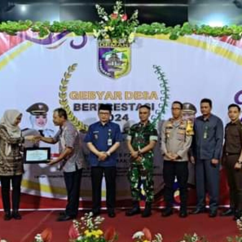Desa berprestasi Pemkab Demak memberkan berbagai penghargaan untuk desa yang memiliki prestasi di serahkan kepada masing asing kepala desa.