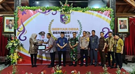 Pemkab Demak memberkan berbagai penghargaan untuk desa yang memiliki prestasi di serahkan kepada masing asing kepala desa.