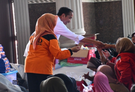 Jokowi minta bupati Demak ajukan anggaran ke pusat terkait dampak banjir yang sempat membuat pusat Kota Wali tenggelam beberapa hari.