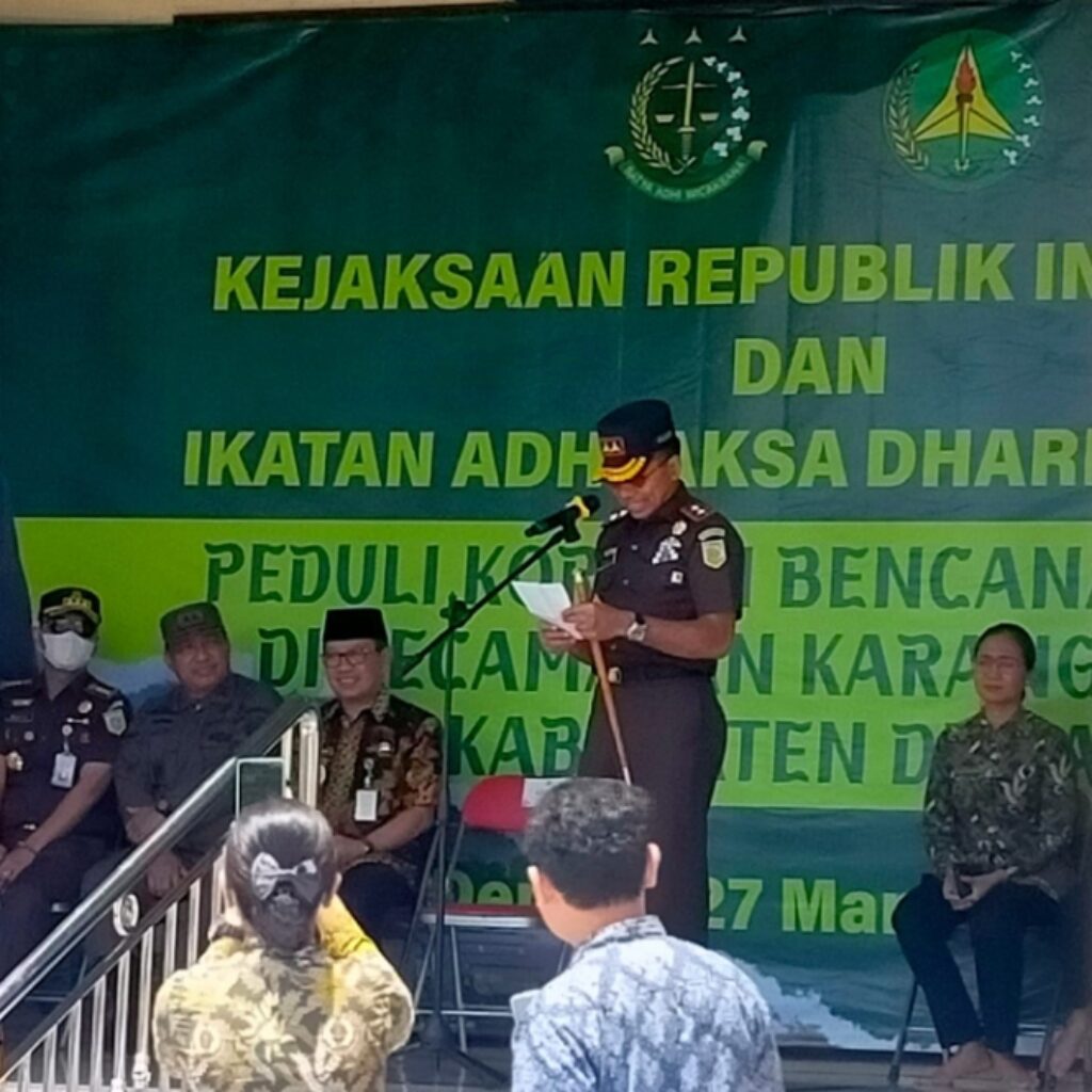 Kejati (Kejaksaan Tinggi) Jawa Tengah memberikan bantuan 600 paket sembako untuk  korban banjir di Kabupaten Demak.