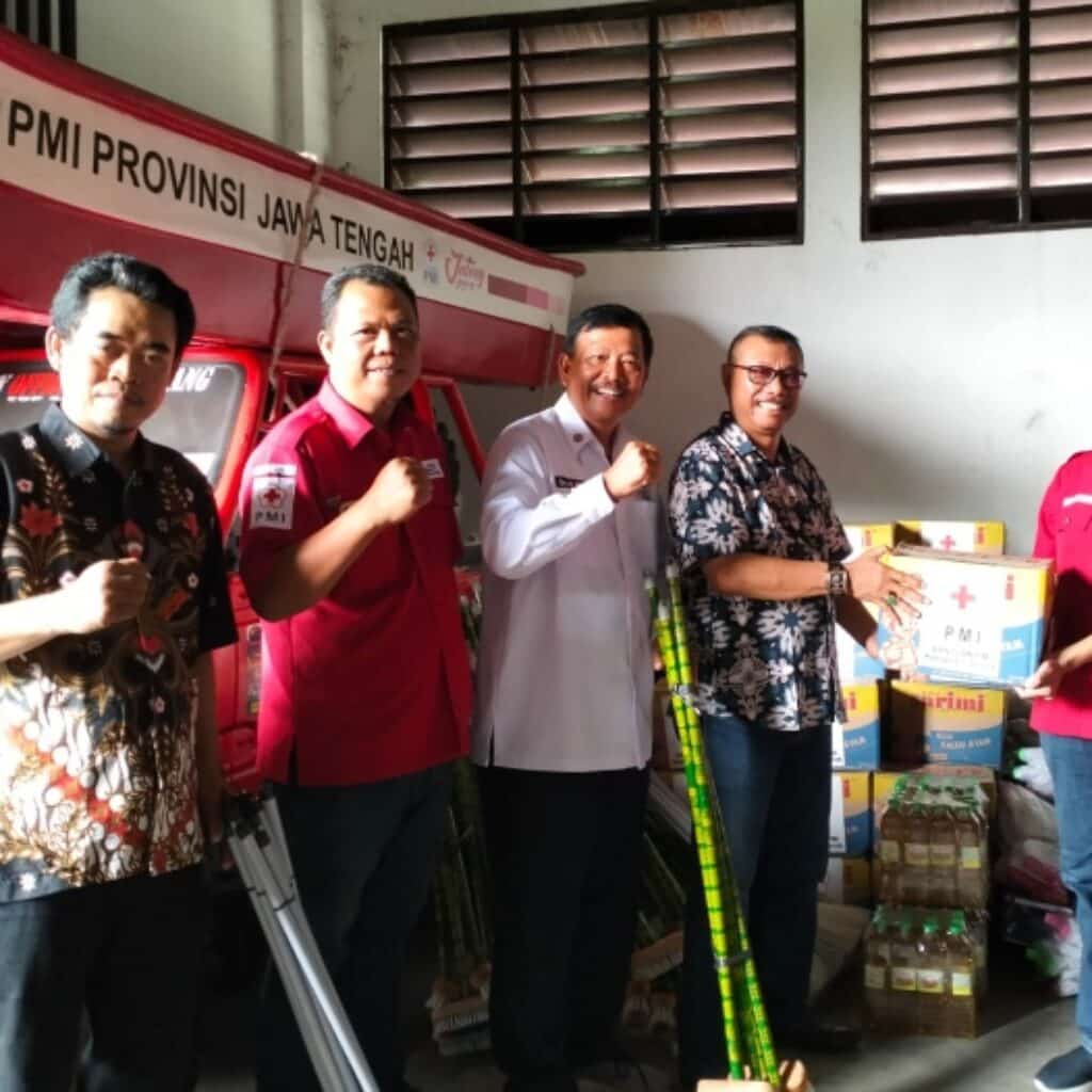 Pengurus PMI Demak Ketua PMI (Sekda) Demak, Akhmad Sugiharto, ST.MT hari ini, Sabtu (9/3/2024) mengutus pengurus untuk mengirim bantuan bencana ke PMI Pemalang.