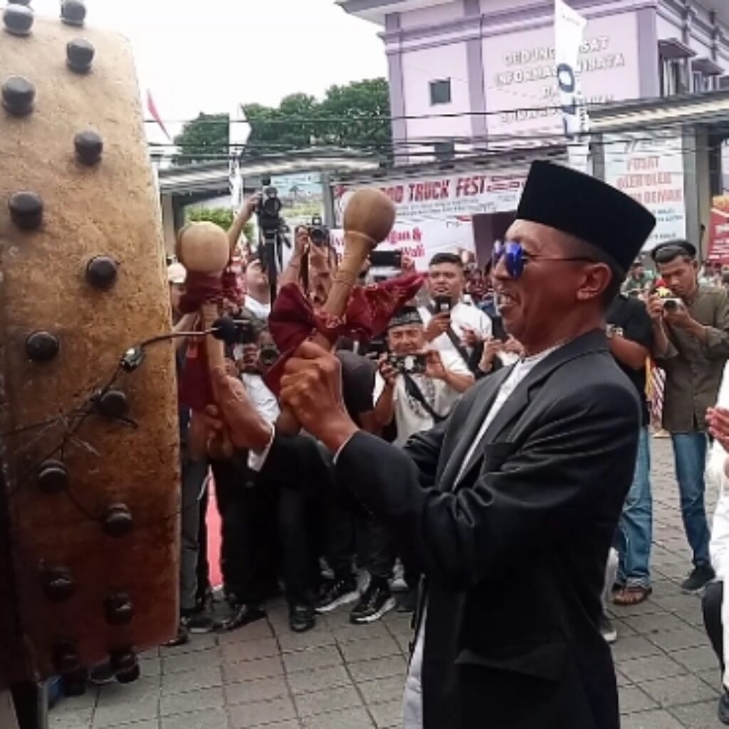 Pukul bedug Demak-Forkopimda Demak, Wabup Sekda dan pejabat terkait bergantian pukul bedug tanda umat Islam Kota Wali masuk ke bulan suci Ramadan 1445 H.