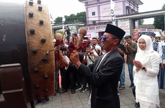 Demak-Forkopimda Demak, Wabup Sekda dan pejabat terkait bergantian pukul bedug tanda umat Islam Kota Wali masuk ke bulan suci Ramadan 1445 H.