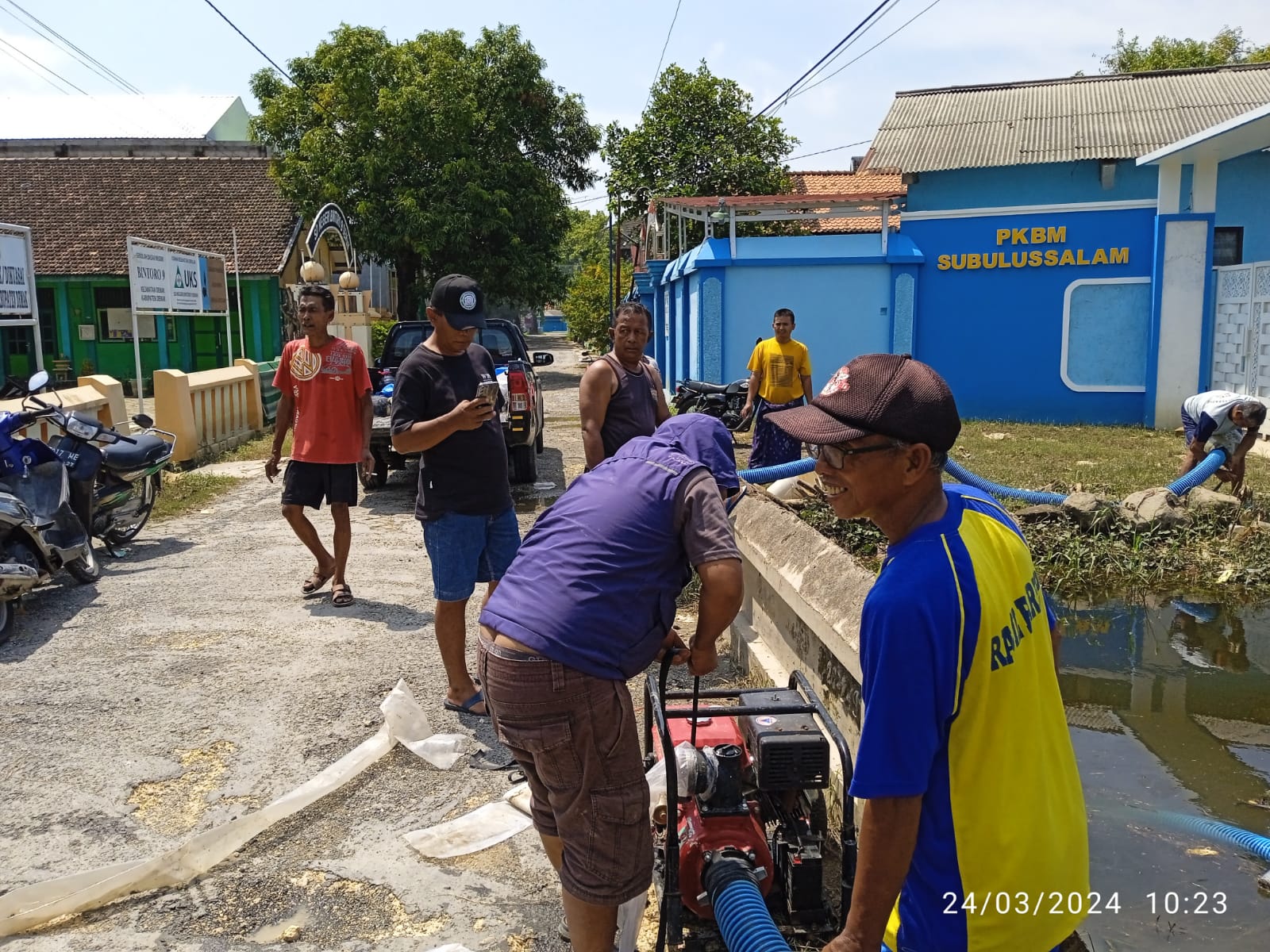 Sekda Demak perintahkan PUTARU sedot genangan banjir di wilayah RW 03 Kelurahan Bintoro, Kecamatan Demak, Kabupaten Demak yang kurang lancar.