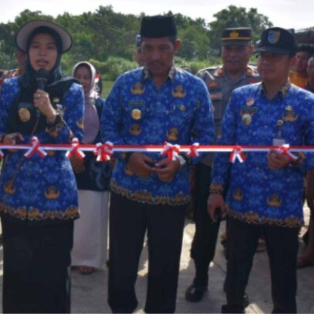 Bupati Demak secara simbolis membuka tradisi Syawalan kemudian disusul dengan acara sedekah laut dengan melarungkan kepala ‘Wedus Kendit’.
