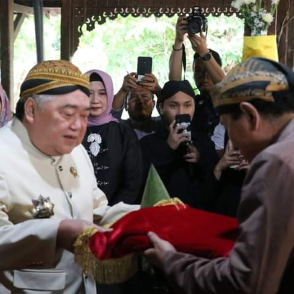 Abon-abon Bupati Demak Eistianah saksikan, keluarga Kadilangu (Ahli Waris Sunan Kalijaga) yang menerima minyak jamas dari Keraton Surakarta.
